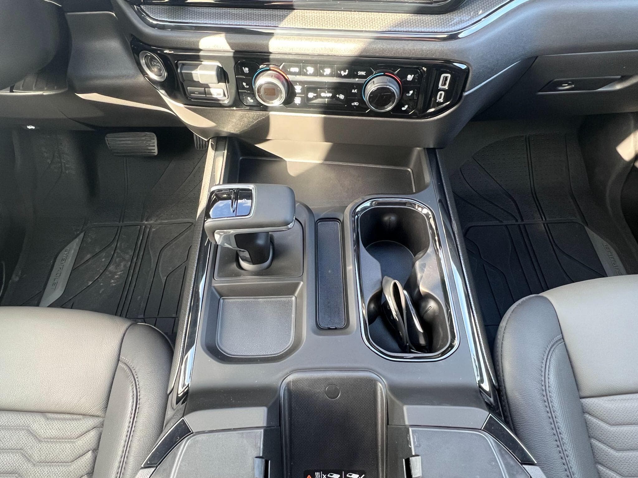 Chevrolet Silverado - Image 22