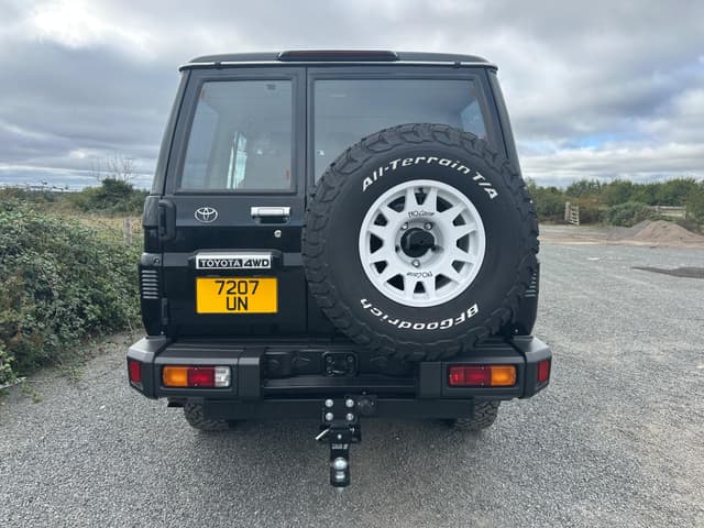Toyota Land Cruiser - Thumbnail 3