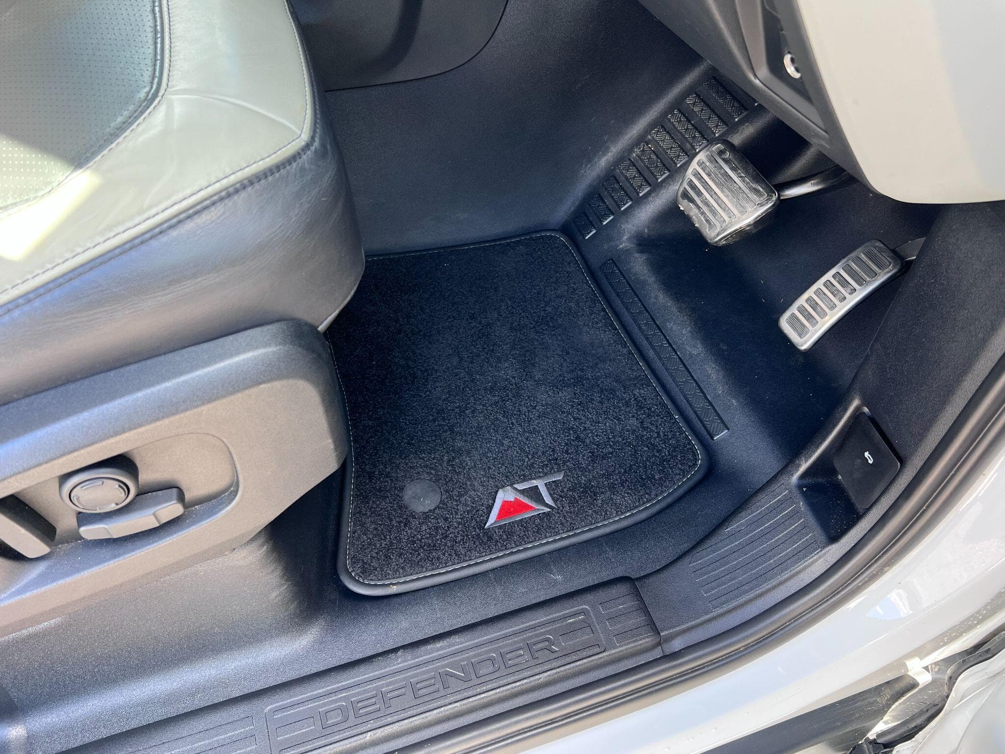 Land Rover Defender 110 - Image 15