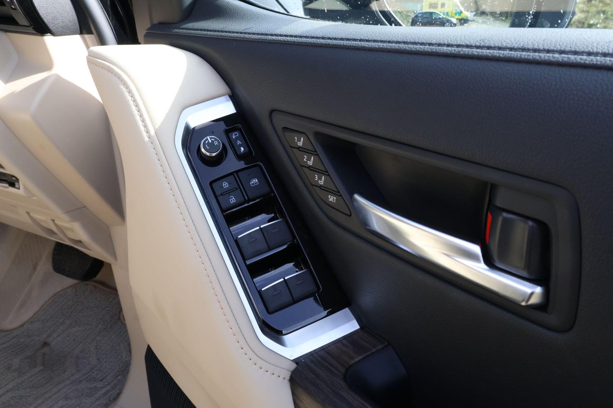 Toyota Land Cruiser - Image 32