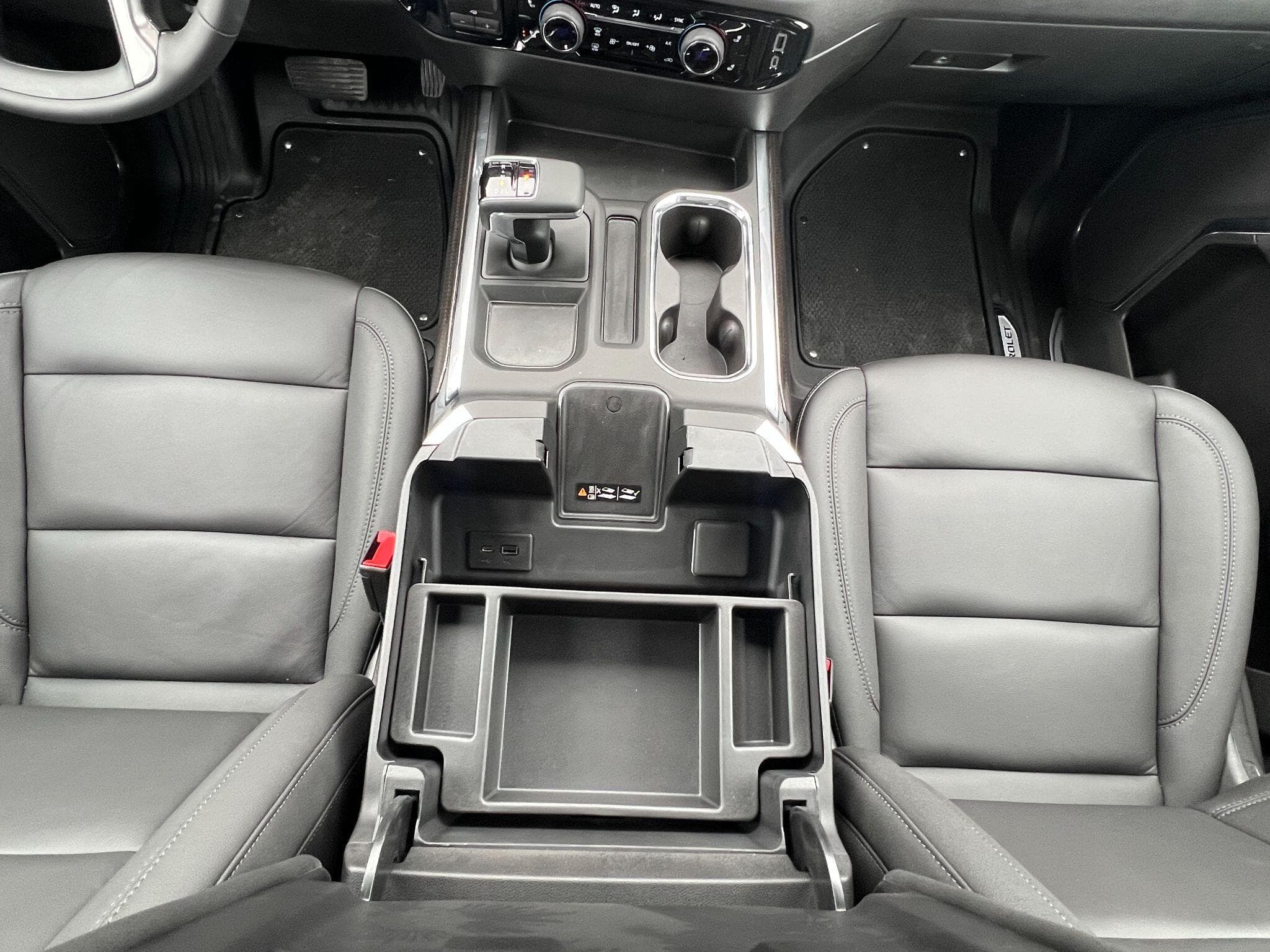 Chevrolet Silverado - Image 19