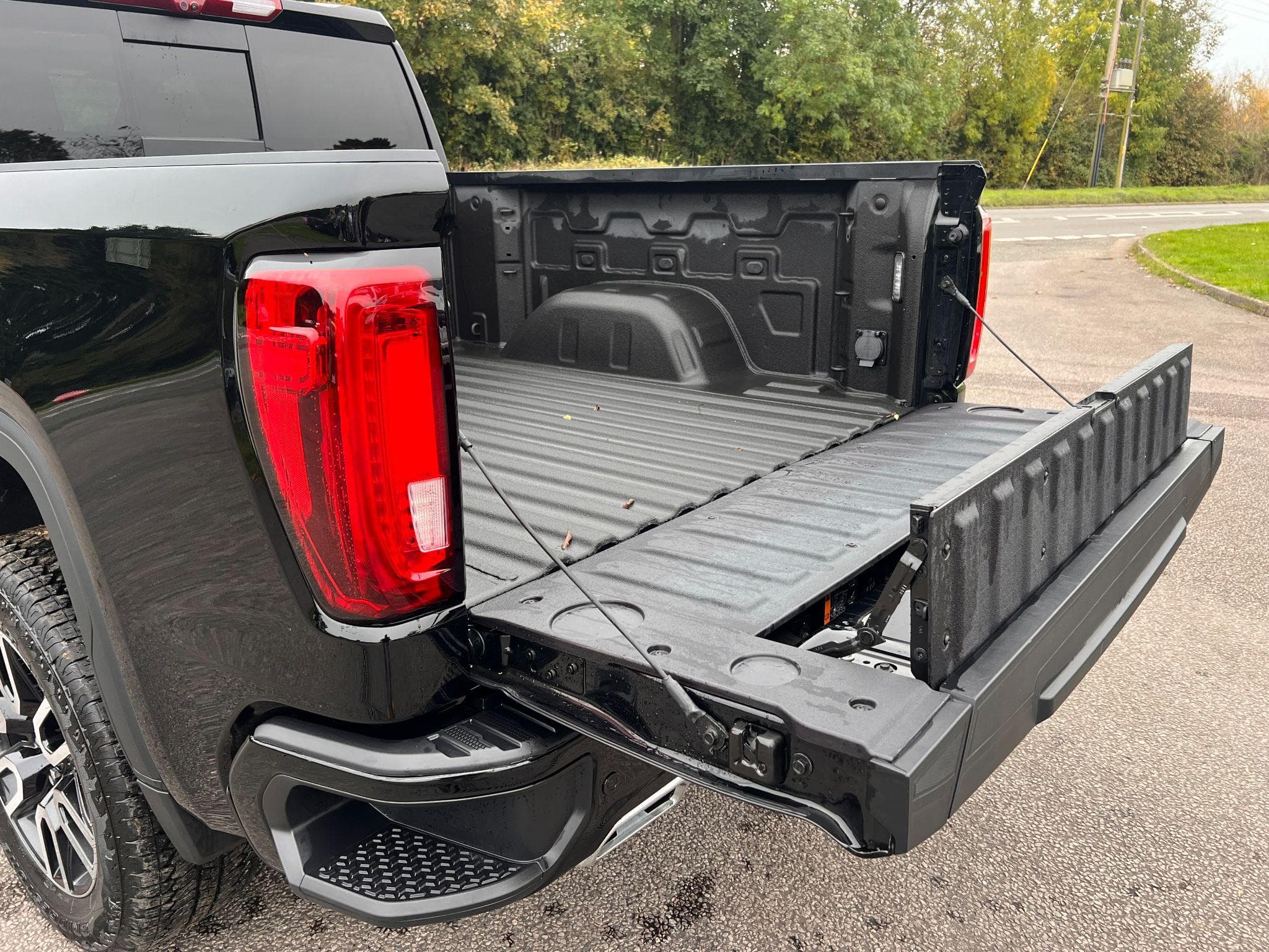 GMC Sierra - Image 18