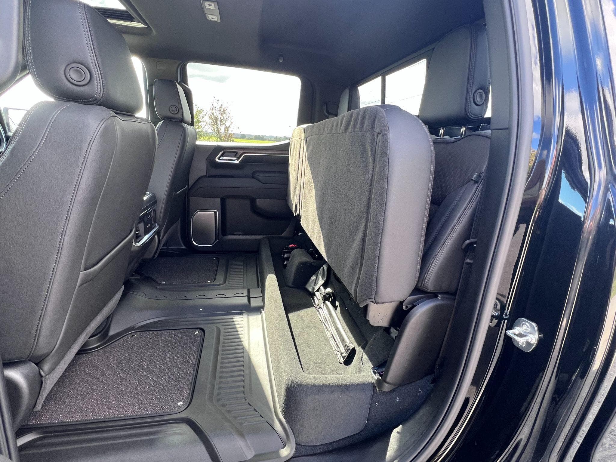 Chevrolet Silverado - Image 29