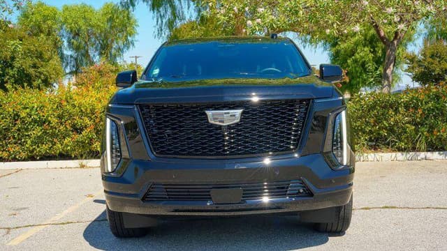 Cadillac Escalade - Thumbnail 3