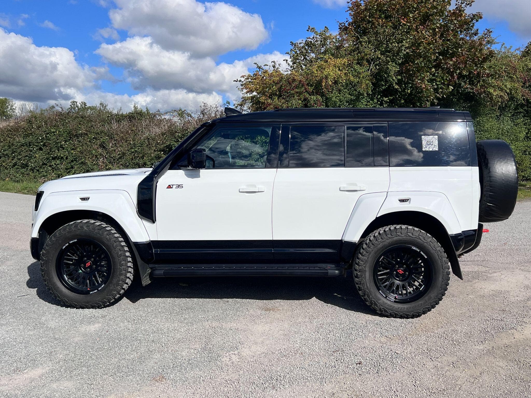Land Rover Defender 110 - Image 4