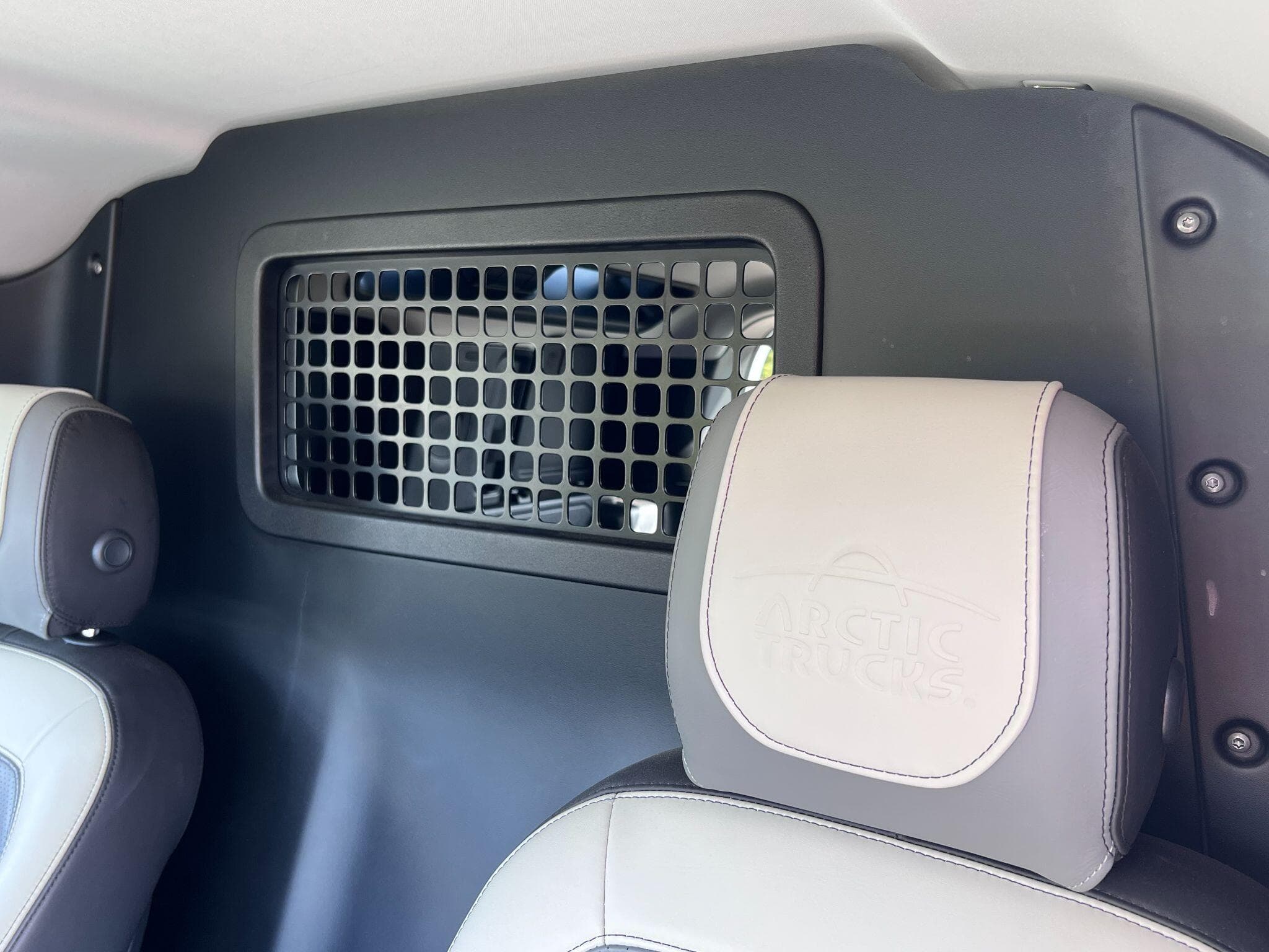 Land Rover Defender 110 - Image 17