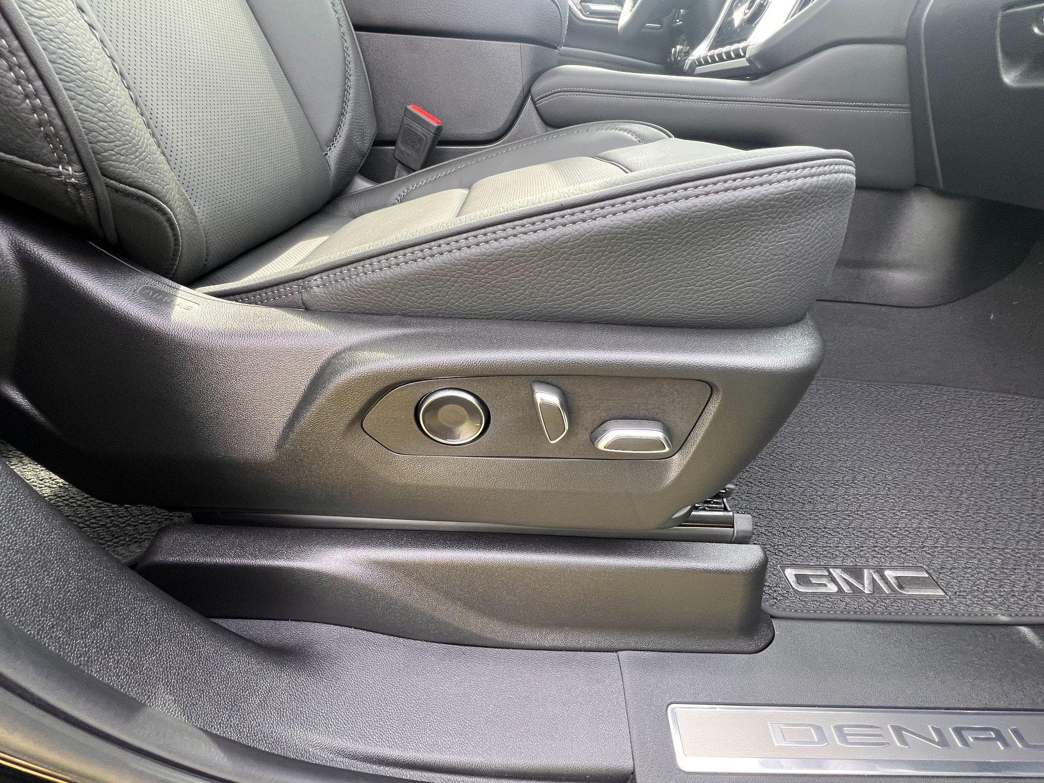 GMC Yukon - Image 34