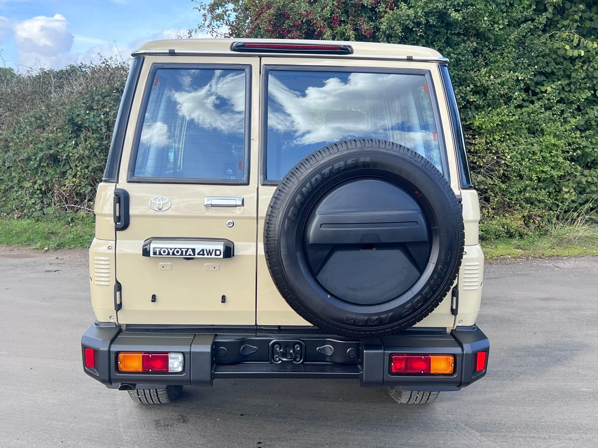 Toyota Land Cruiser - Image 8