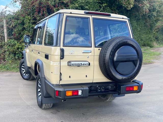 Toyota Land Cruiser - Thumbnail 2