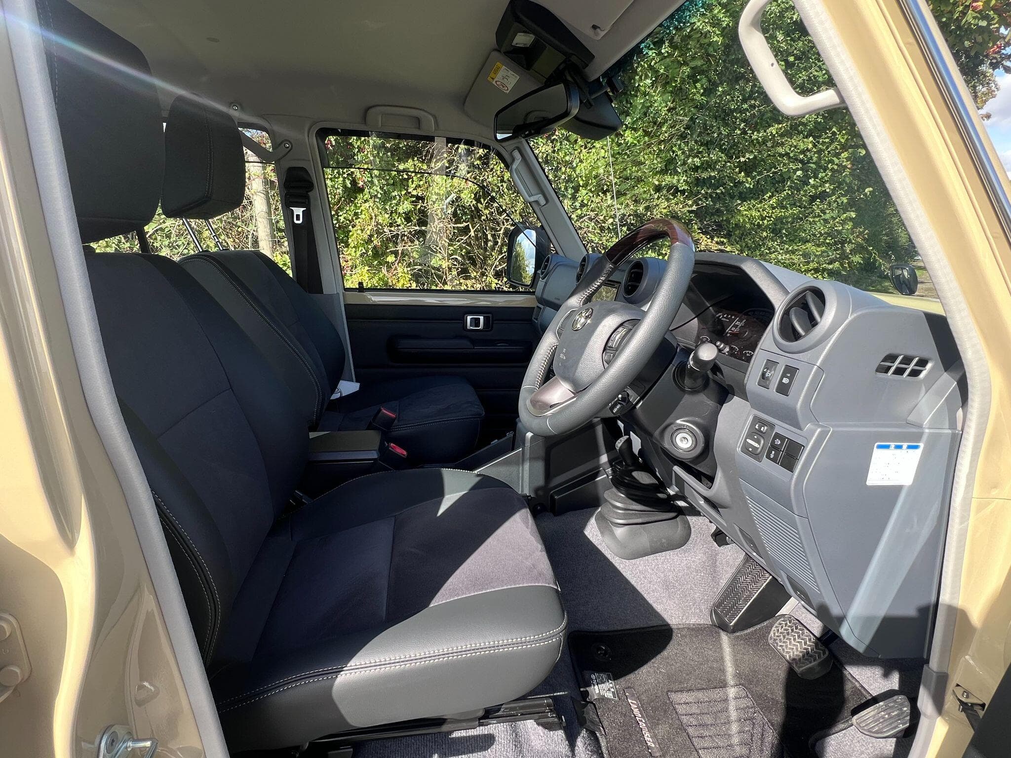 Toyota Land Cruiser - Image 9