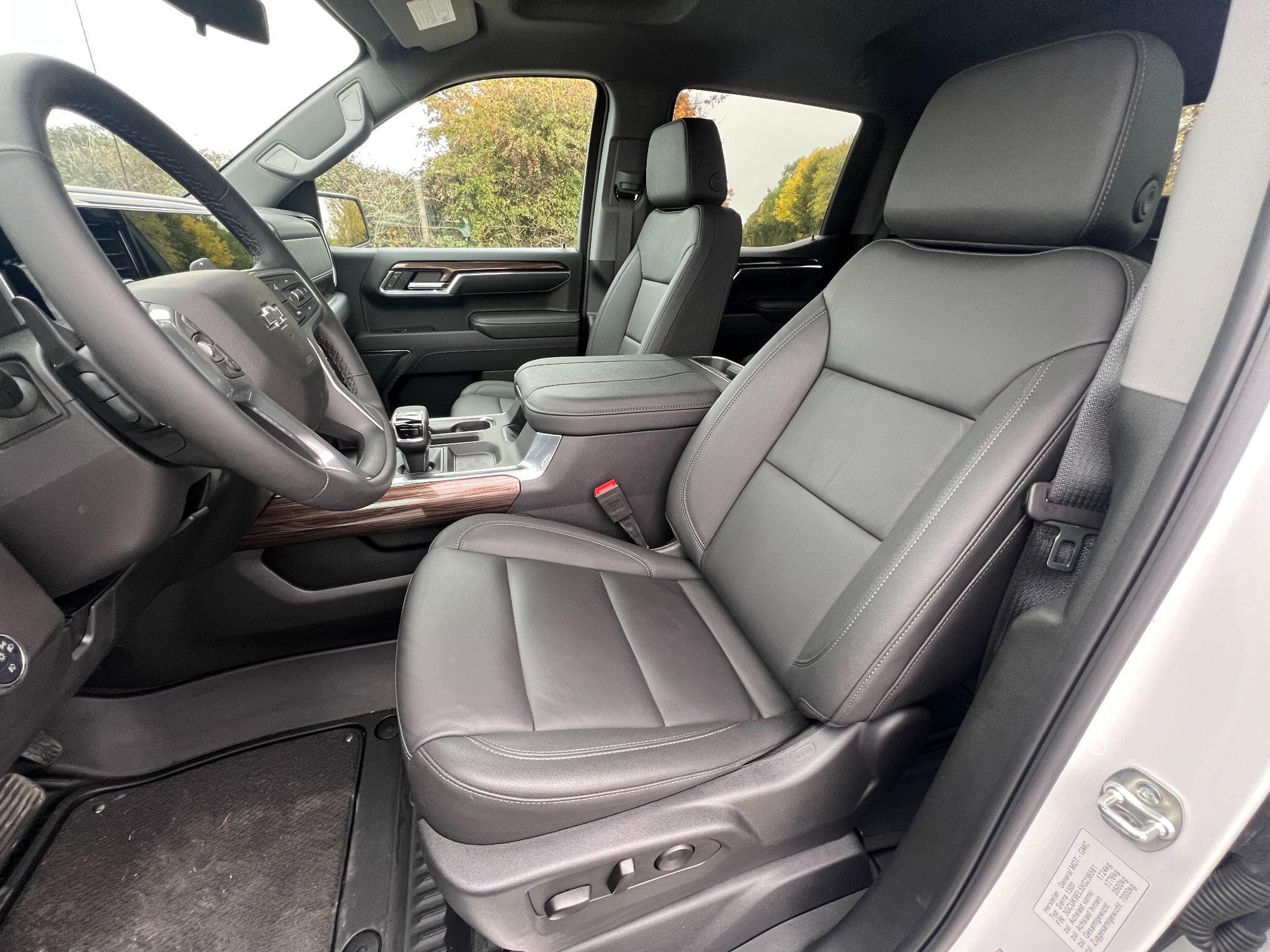 Chevrolet Silverado - Image 17