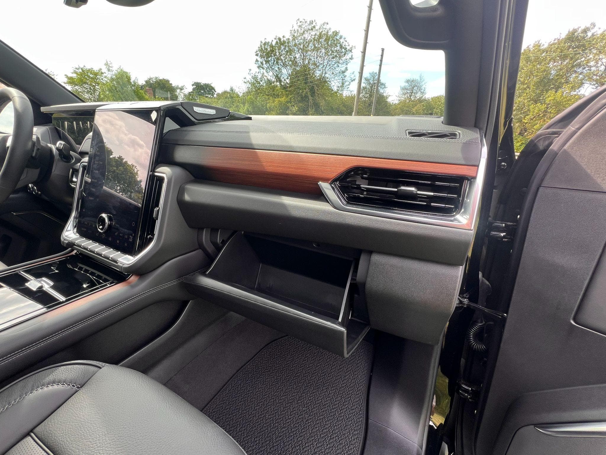 GMC Yukon - Image 31