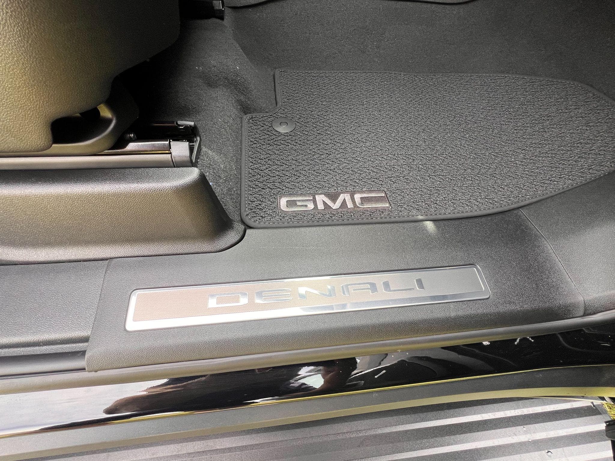 GMC Yukon - Image 33