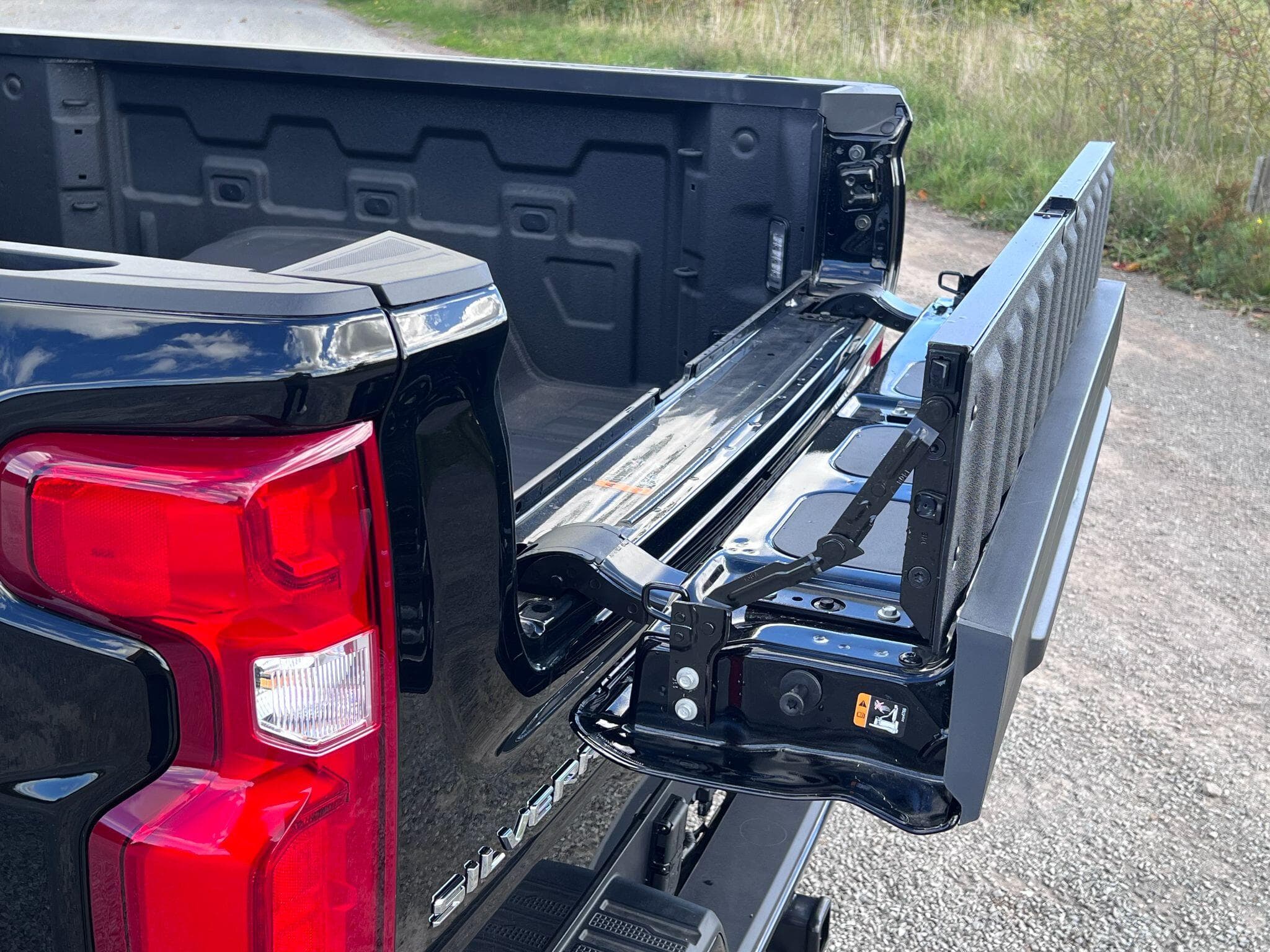 Chevrolet Silverado - Image 40