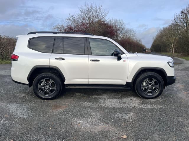 Toyota Land Cruiser - Thumbnail 3