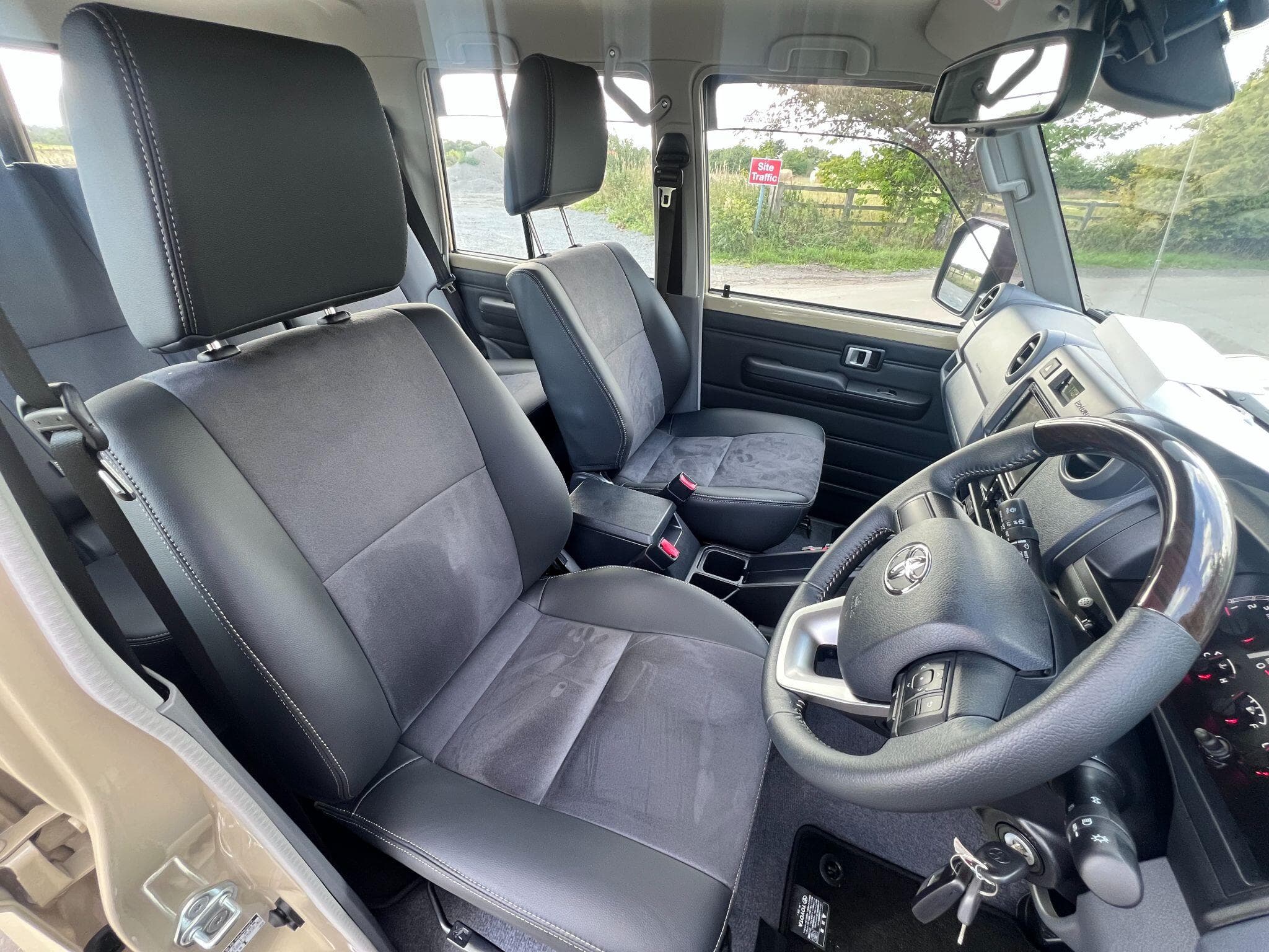 Toyota Land Cruiser - Image 10