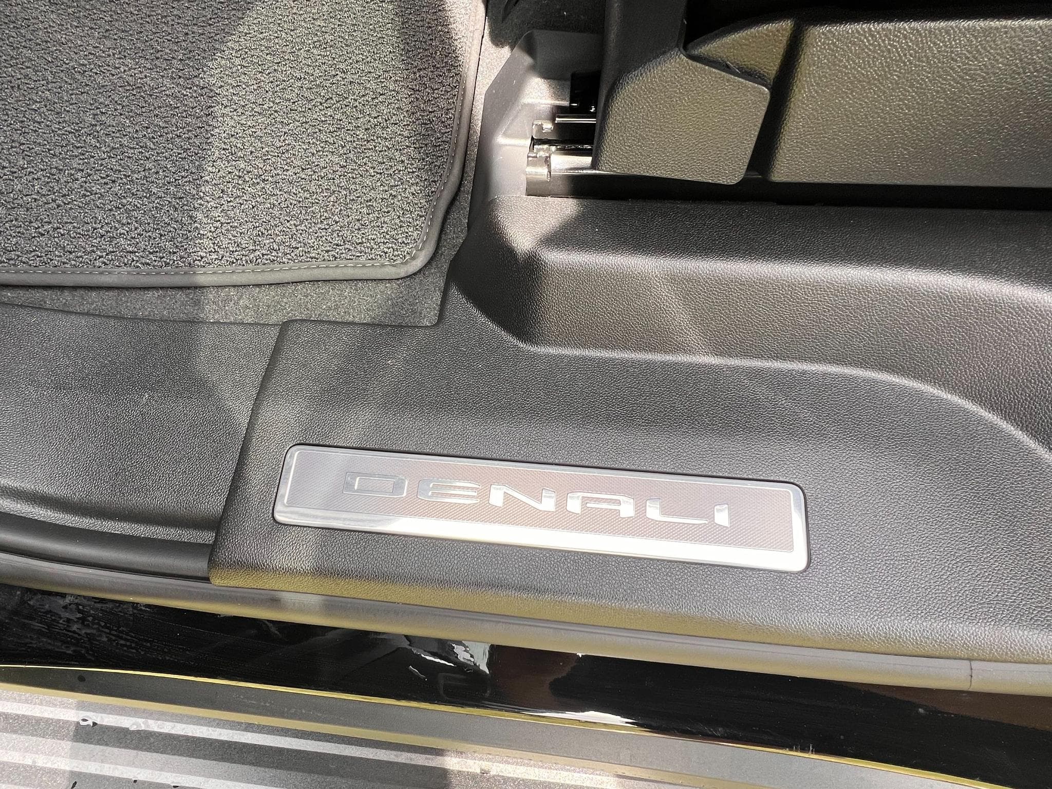 GMC Yukon - Image 28