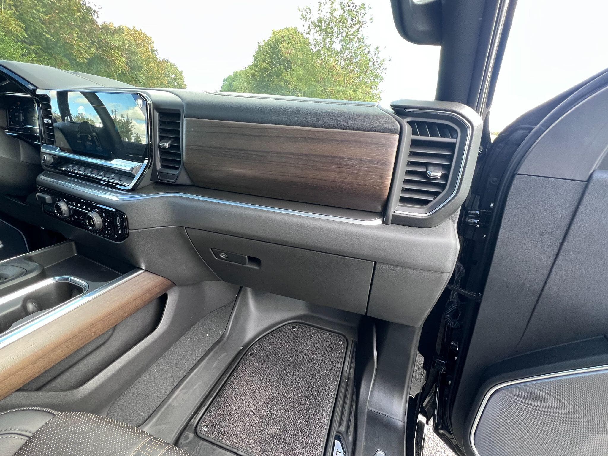 Chevrolet Silverado - Image 24