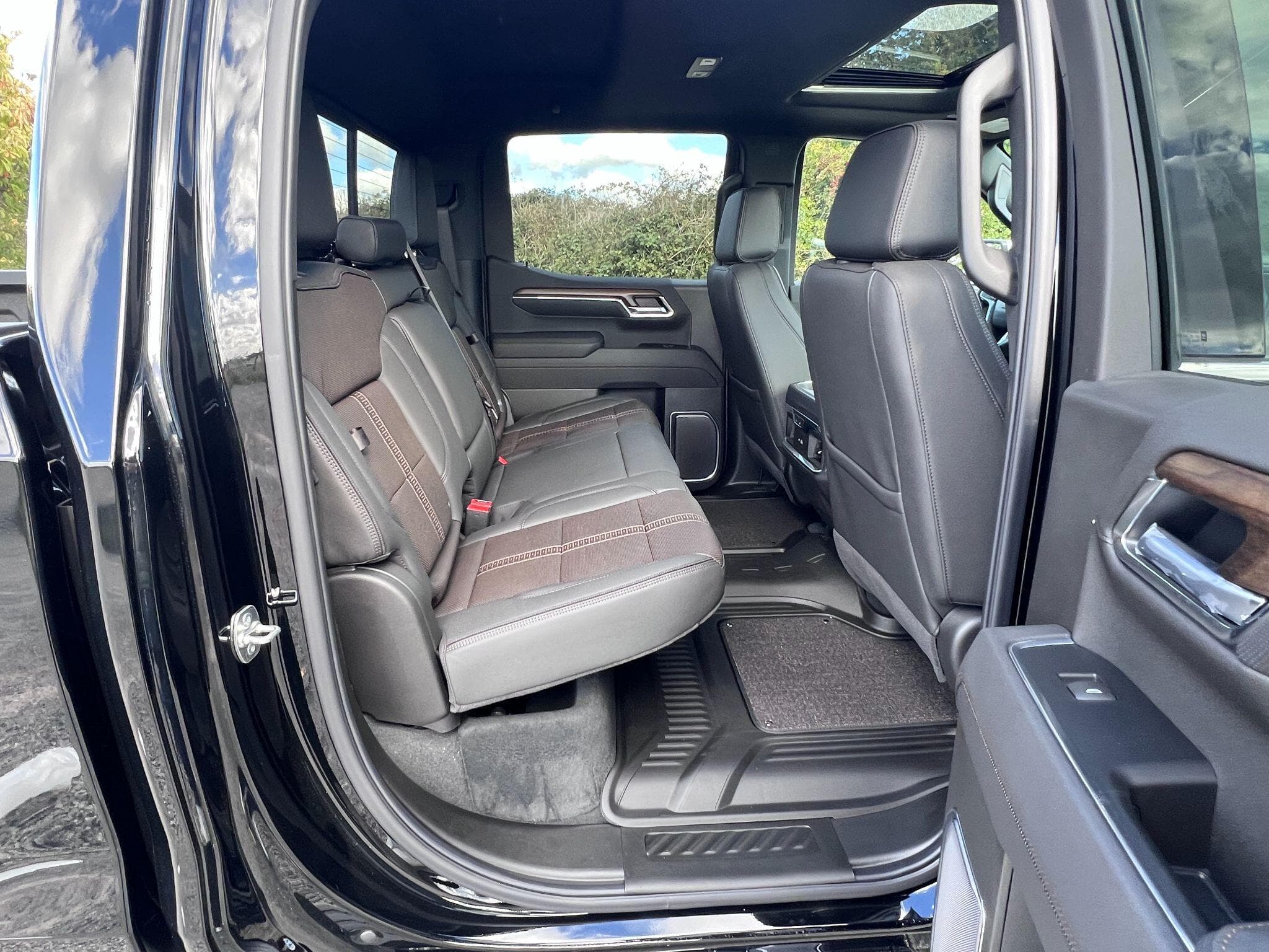 Chevrolet Silverado - Image 26