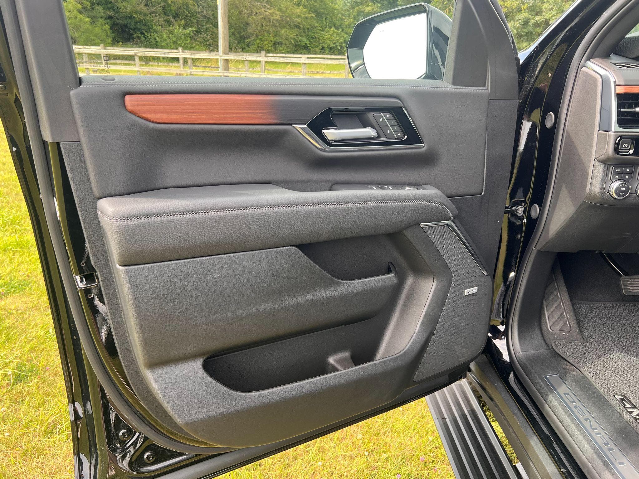 GMC Yukon - Image 48