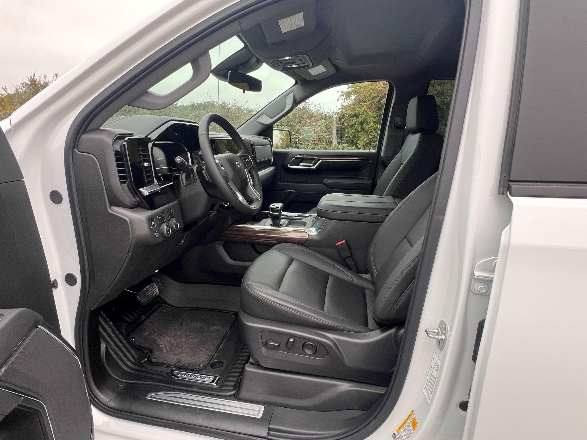 Chevrolet Silverado - Image 11