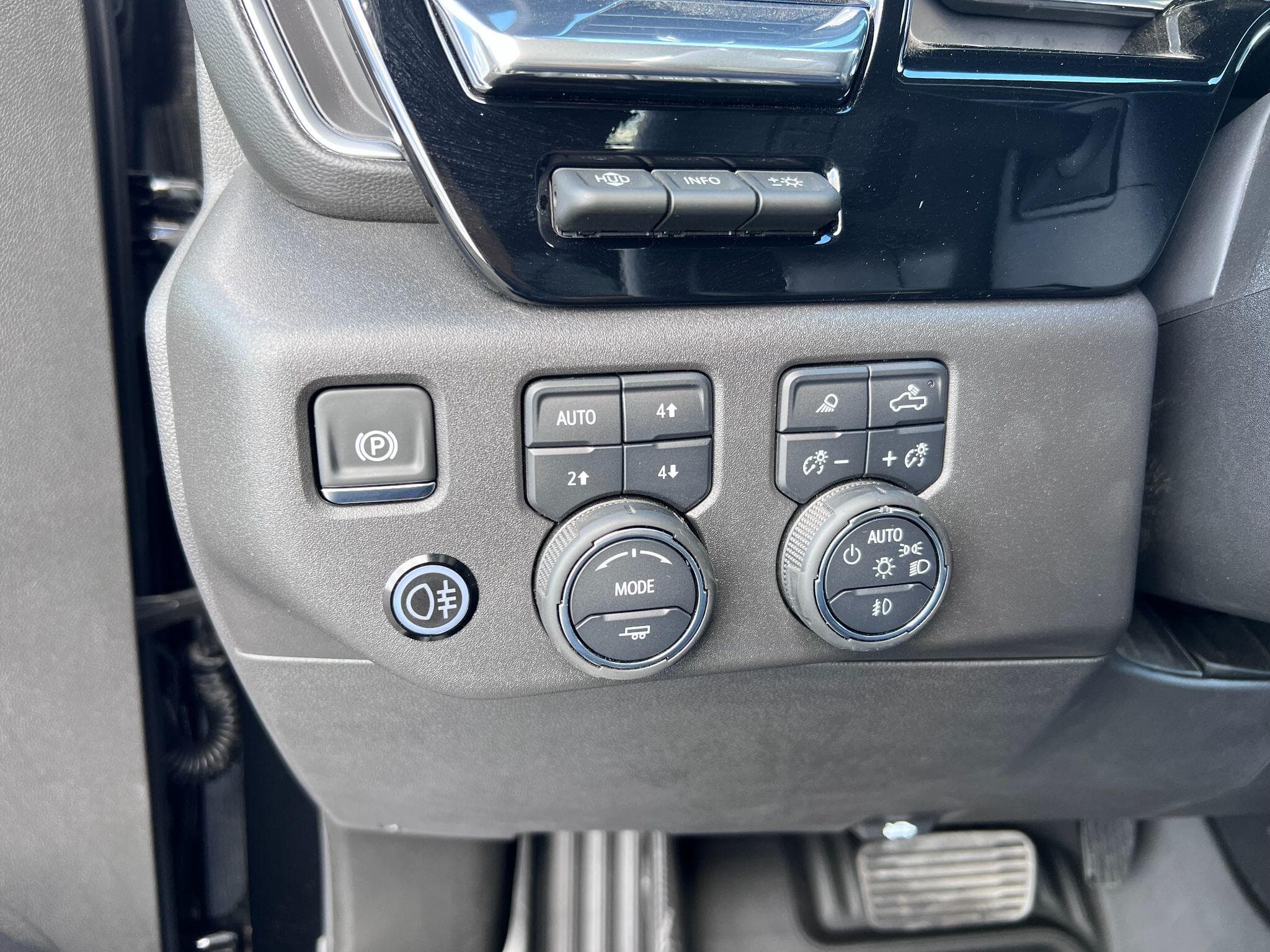 Chevrolet Silverado - Image 13