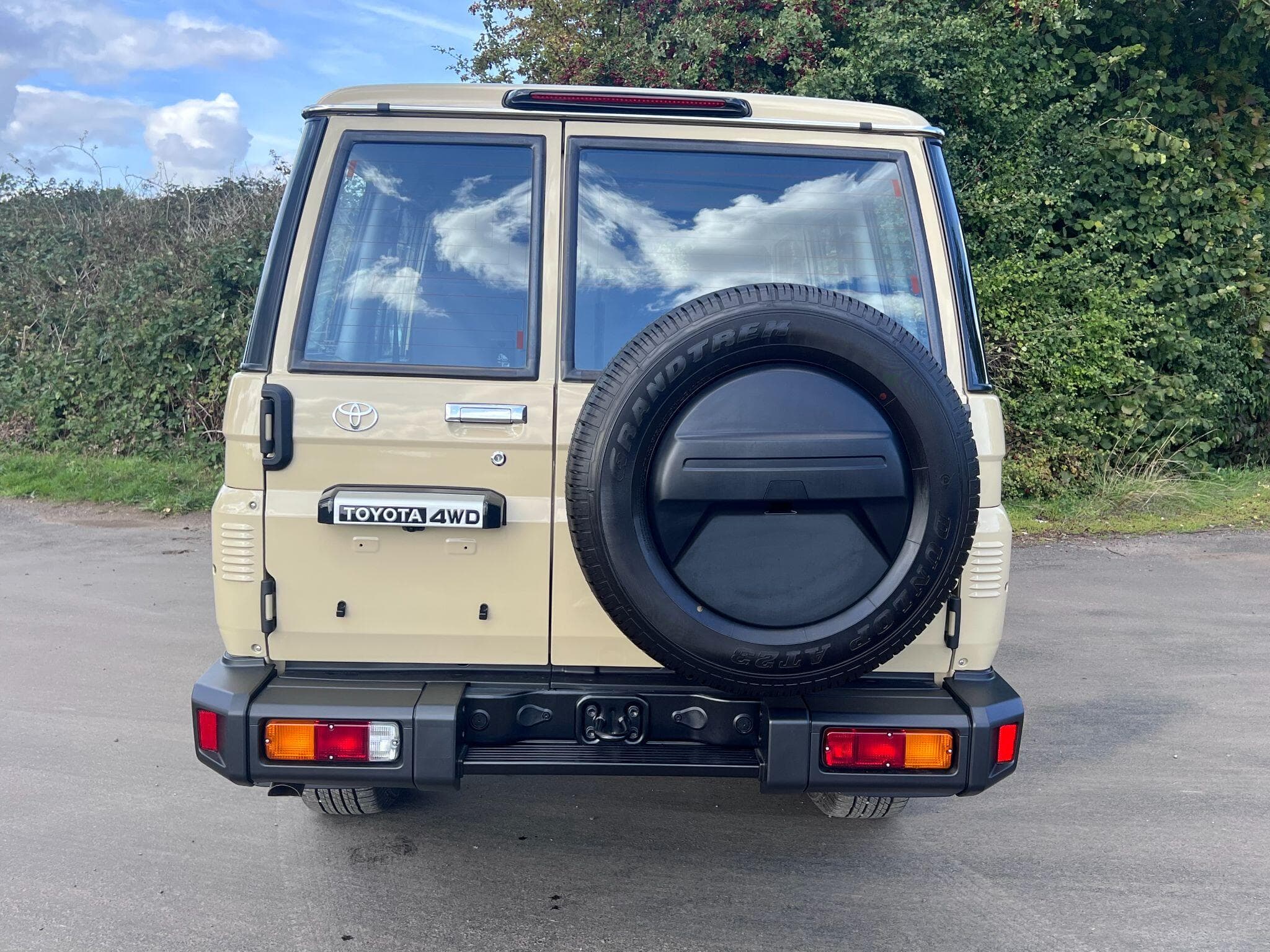 Toyota Land Cruiser - Image 6