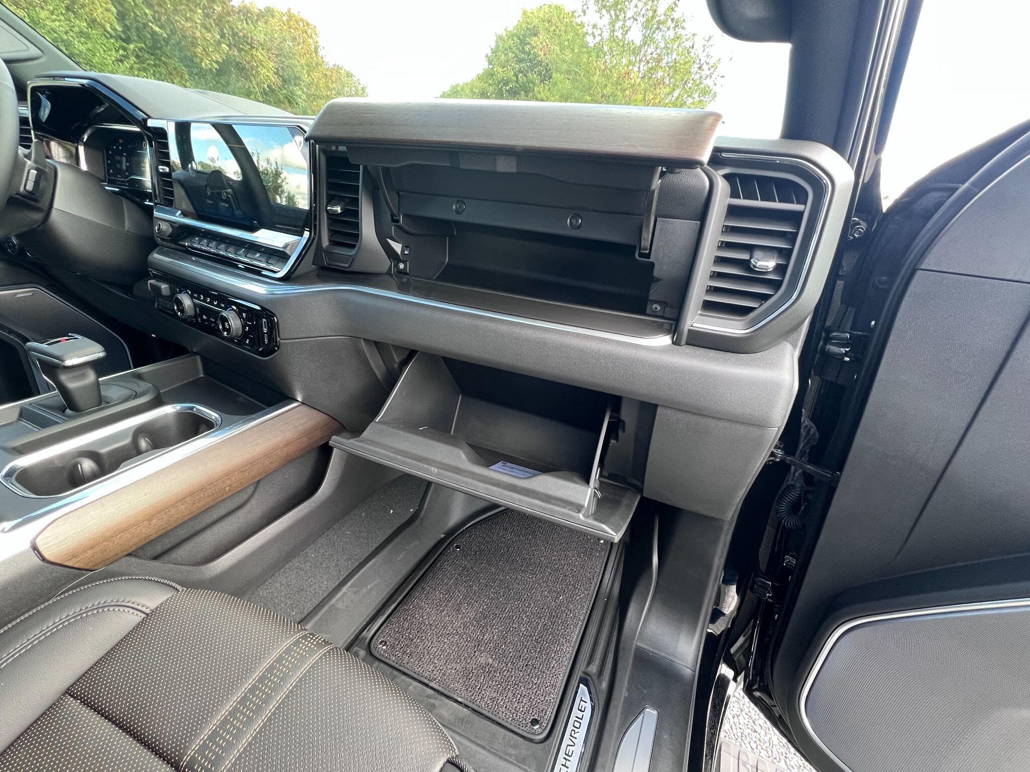 Chevrolet Silverado - Image 25