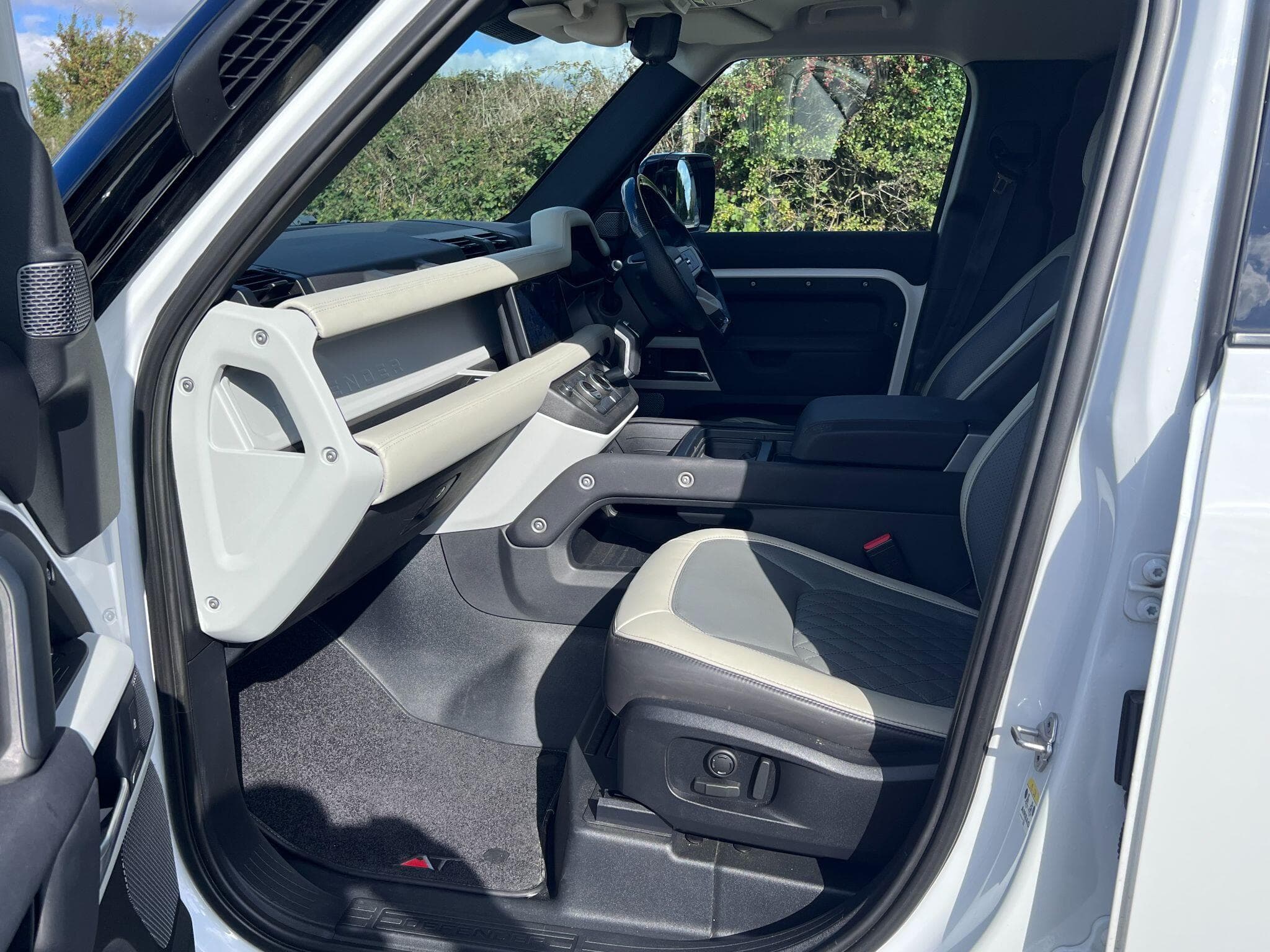 Land Rover Defender 110 - Image 14