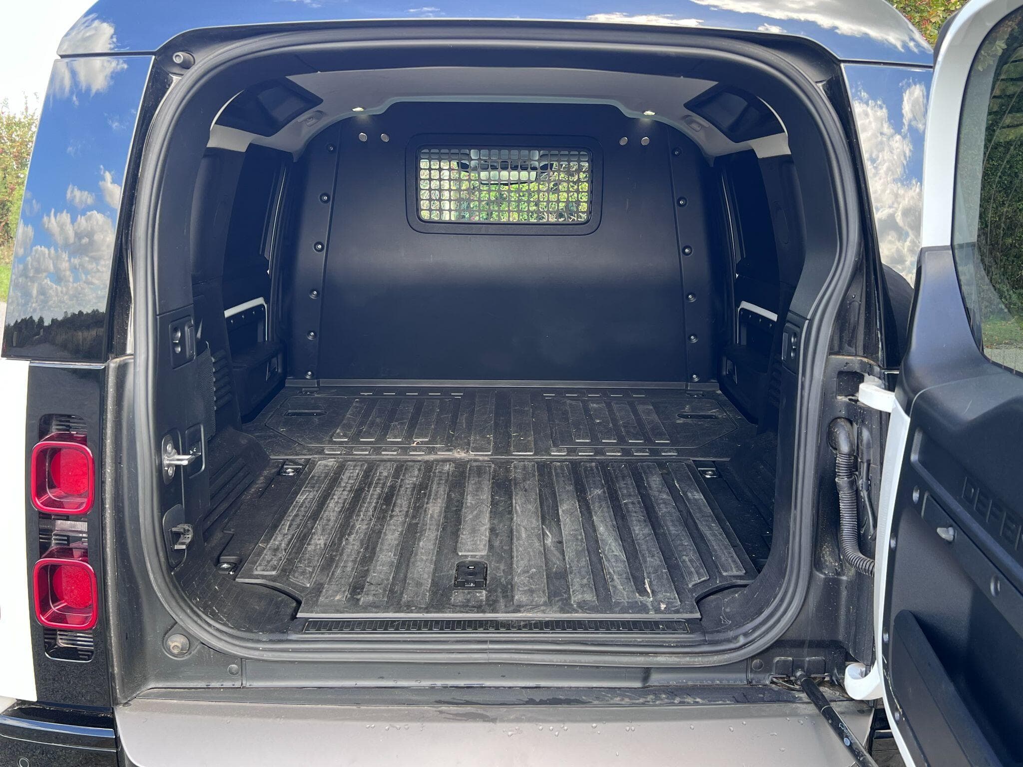 Land Rover Defender 110 - Image 18