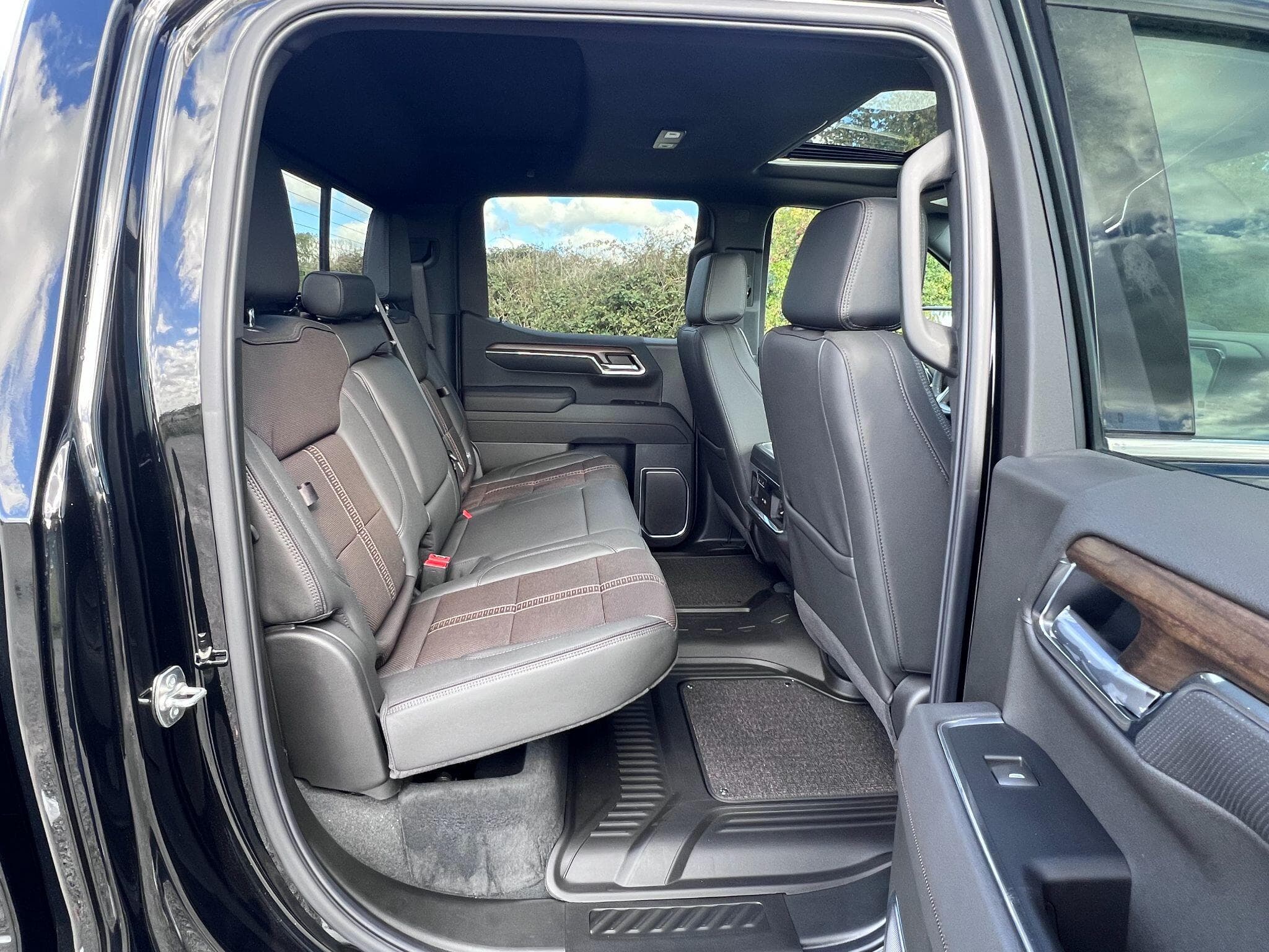 Chevrolet Silverado - Image 27