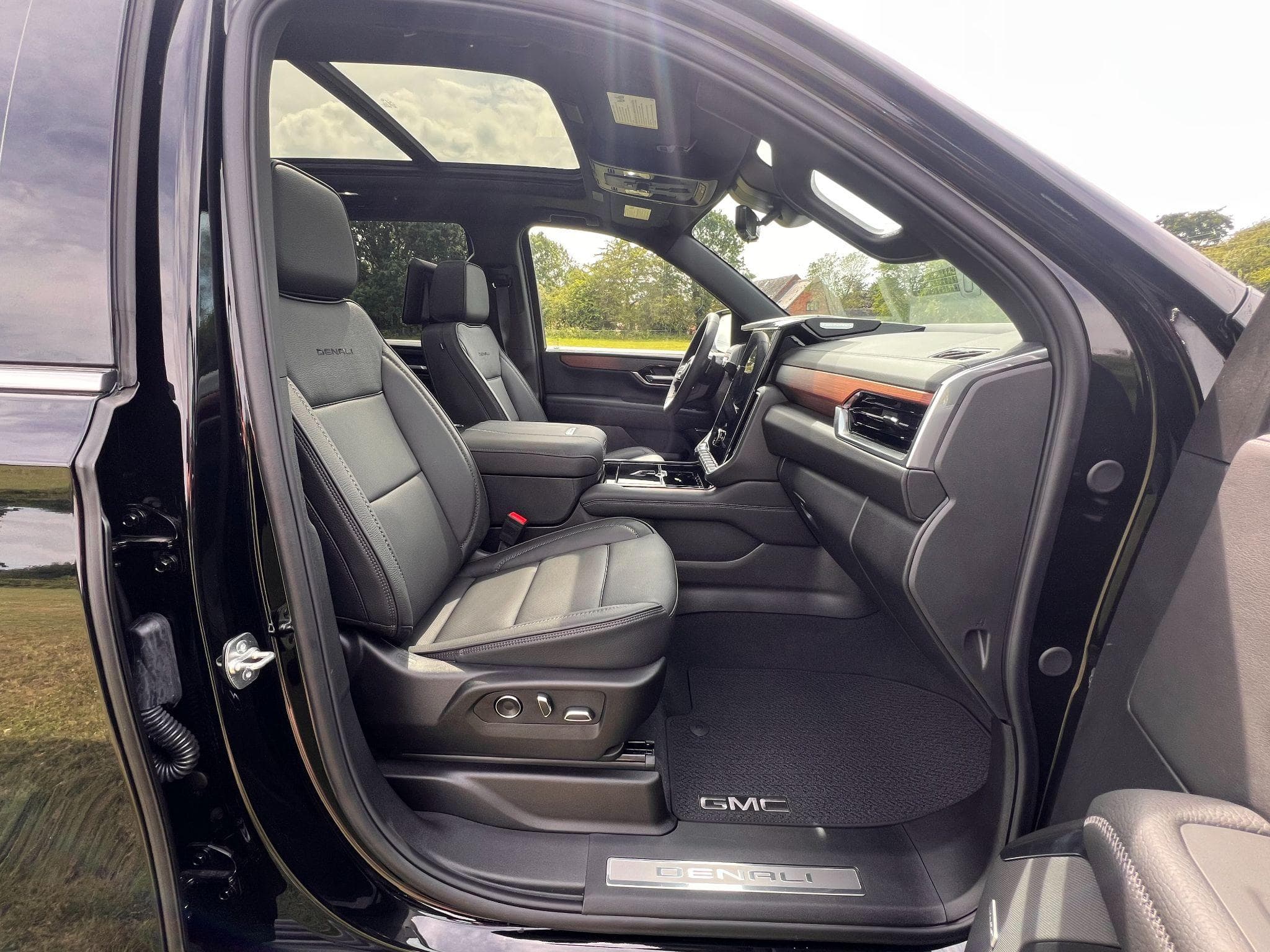 GMC Yukon - Image 32