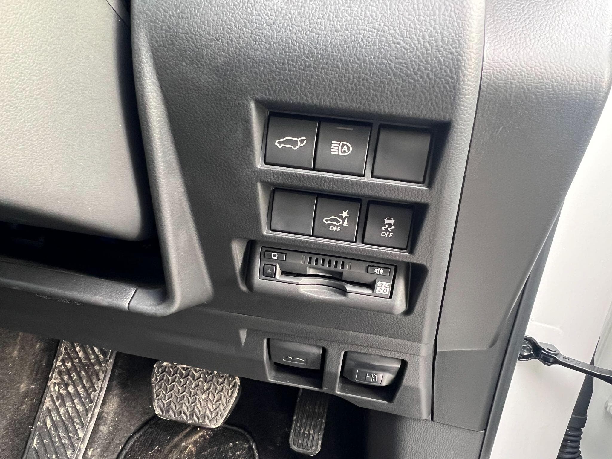 Toyota Land Cruiser - Image 8