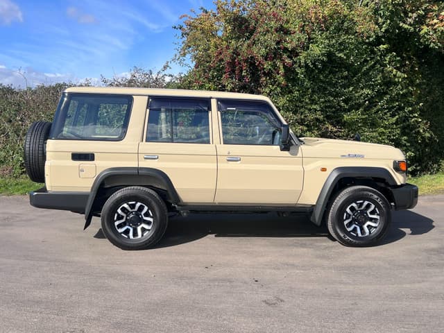 Toyota Land Cruiser - Thumbnail 3