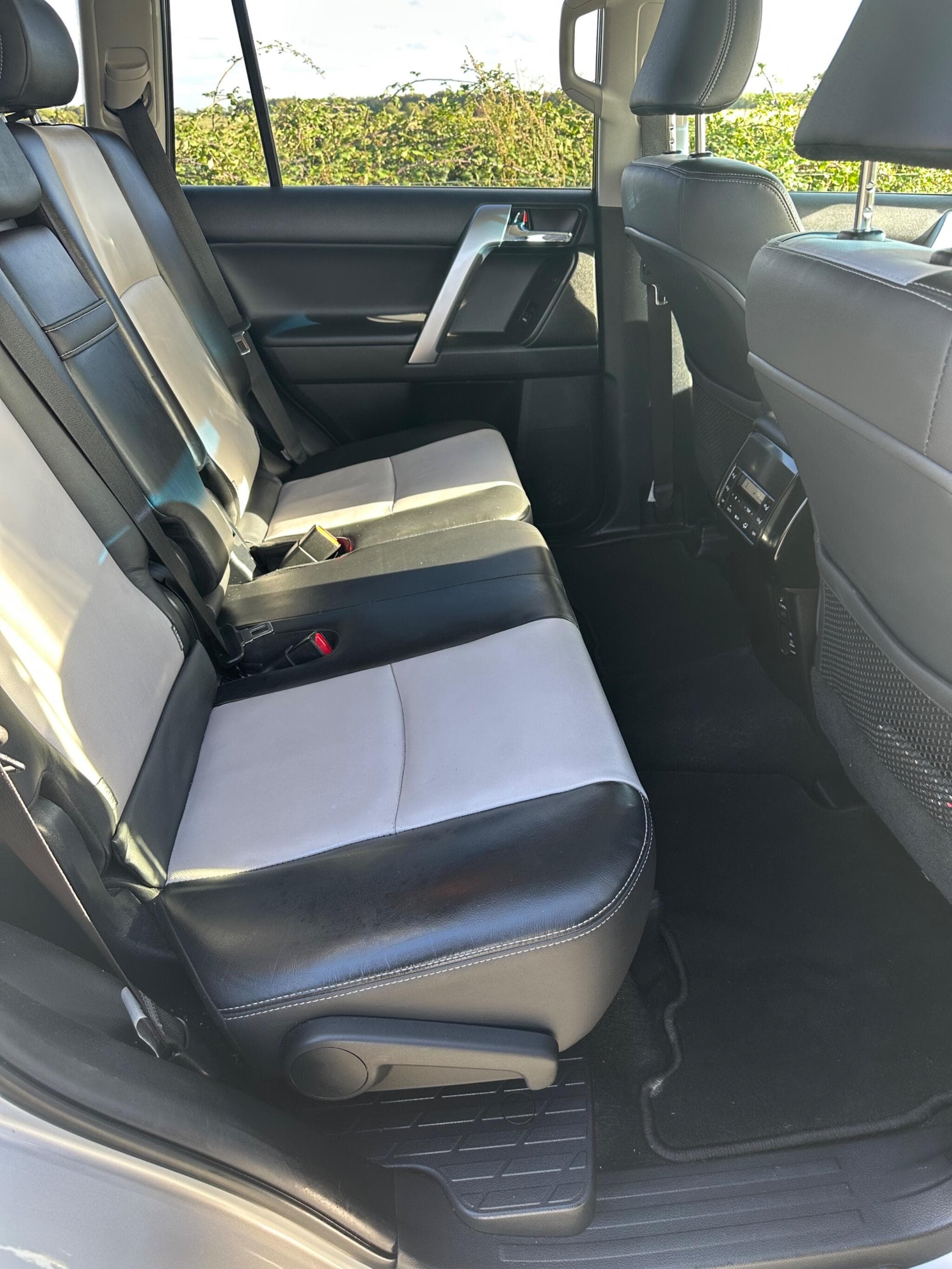 Toyota Land Cruiser - Image 9